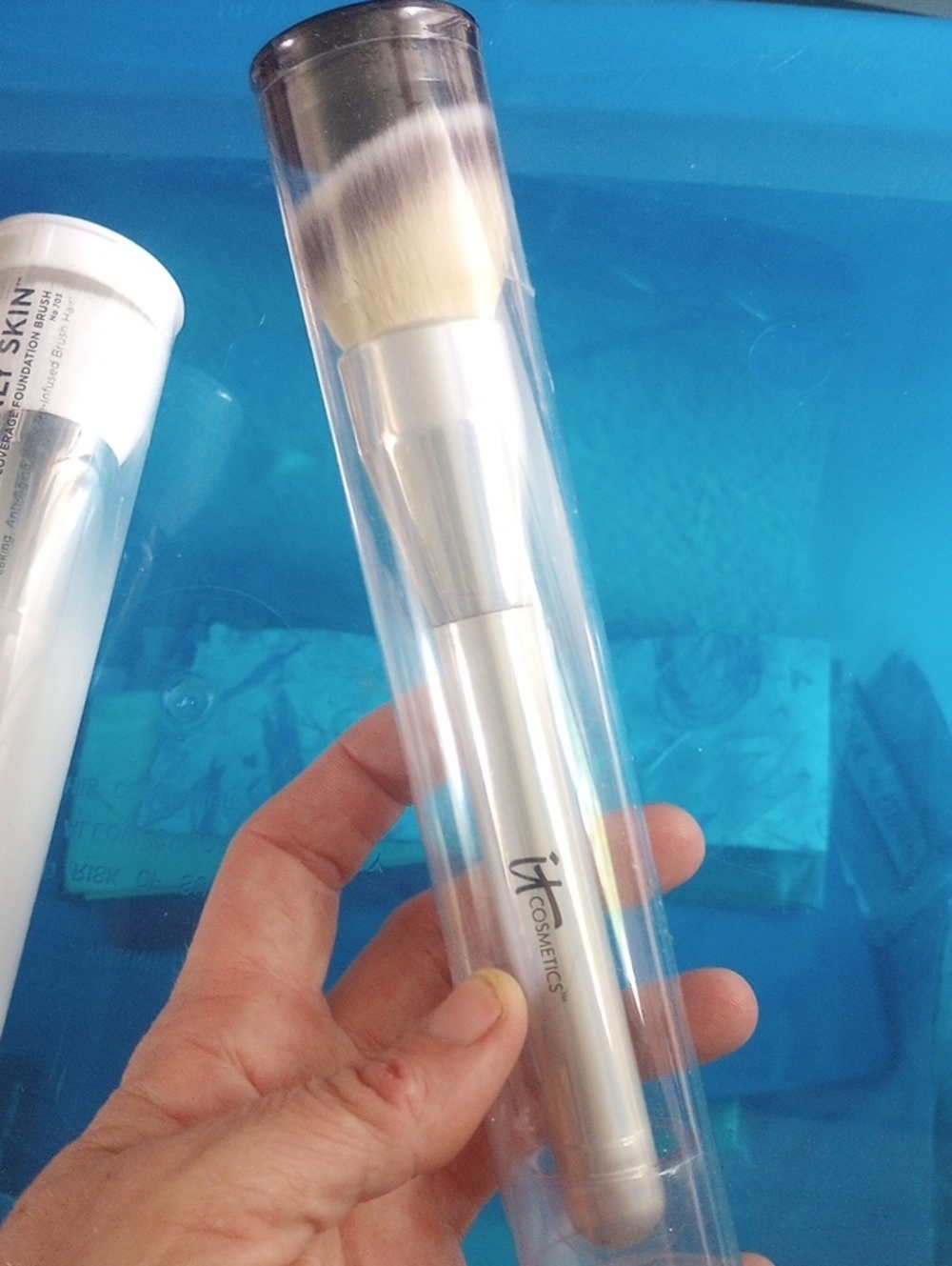 it cosmetics Silver Foundation Brush Sealed